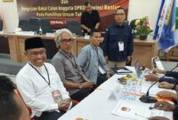 Miptahudin (berkemeja putih) resmi mendaftarkan diri sebagai calon anggota DPD RI dari Banten pada Pemilu 2024 ke KPU Banten, Selasa, 9 Mei 2023. (Foto : Istimewa)