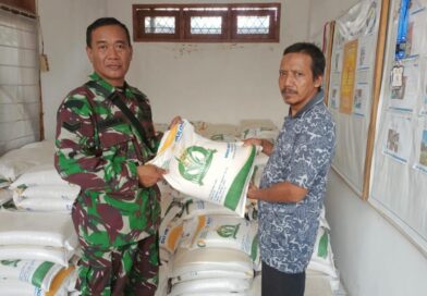 Babinsa Koramil 0602-01/Kota Serang Pantau Penyaluran Bantuan Beras Dari BPN