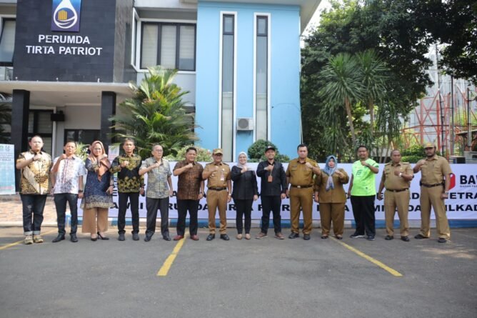 Pj Wali Kota Bekasi Saksikan Jajaran Perumda Tirta Patriot