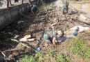 Koptu Hasan Babinsa Koramil 0602-09/Cikeusal Bersama Warga Bersihkan Sampah Yang Menutupi Aliran Sungai