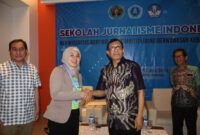 Ketua Umum PWI Pusat Hendry Ch Bangun didampingi Ketua PWI Kalimantan Selatan Zaenal Helmie, dan para pengajar SJI menyerahkan sertifikat dan mengalungkan medali pada peserta pendidikan SJI di Banjarmasin pada acara penutupan, Sabtu, 13 Juli 2024.