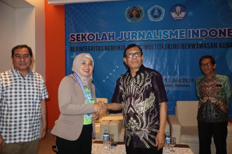 Ketua Umum PWI Pusat Hendry Ch Bangun didampingi Ketua PWI Kalimantan Selatan Zaenal Helmie, dan para pengajar SJI menyerahkan sertifikat dan mengalungkan medali pada peserta pendidikan SJI di Banjarmasin pada acara penutupan, Sabtu, 13 Juli 2024.