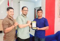 Tengah dr. Donal Anjar Simanjuntak M. Ked (Paru), Sp. P(K), saat menerima pelakat apresiasi dari Ketua SMSI Binjai-Langkat, didampingi Afandi selaku pengurus SMSI Binjai-Langkat. 