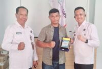 Ucok Fery Sembiring dan Suryawan menerima plakat dari SMSI Kota Binjai sebagai simbol kemitraan dalam pemberitaan yang konstruktif. (Dok. Istimewa)