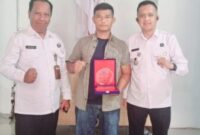 Kepala BNNK Binjai Ucok Fery Sembiring, M. H, didampingi Kasubbag Umum Suryawan diabadikan saat memberikan pelakat penghargaan P4GN kepada SMSI Ketua SMSI Kota Binjai Siswanto Ihsan SE, Senin (20/01/2025).