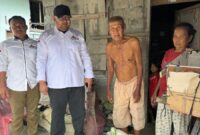 Kek Kun si pemulung tua di Stabat, Langkat ketika menerima bantuan sembako dari PM08 Langkat.