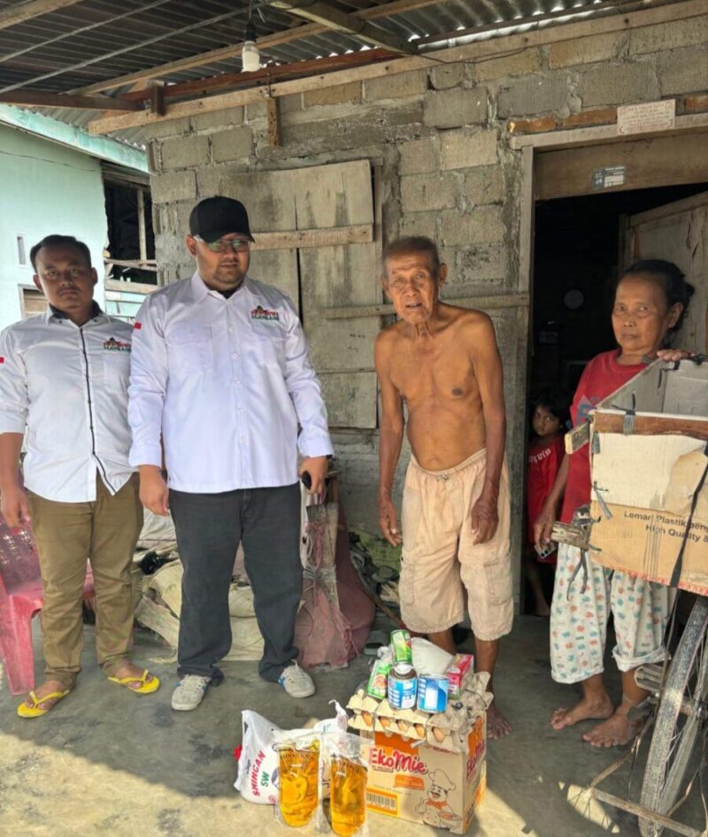 Kek Kun si pemulung tua di Stabat, Langkat ketika menerima bantuan sembako dari PM08 Langkat.