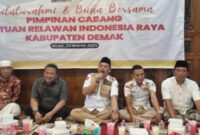 SAMBUTAN BUKBER-Ketua PC SATRIA Kab. Demak, H. Muntohar, S.H saat memberikan Sambutan di acara Bukber di Kediaman di Desa Bulusari, Sayung. Dihadiri oleh seluruh pengurus PC SATRIA Kab. Demak dan sejumlah awak media.  (Foto Ist).