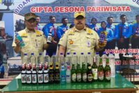 PENGUNGKAPAN-Kasatpol PP Demak, Agus Sukiyono, S.Ip, MM bersama Kasiops saat Pengungkapan hasil razia. (Foto Ist).