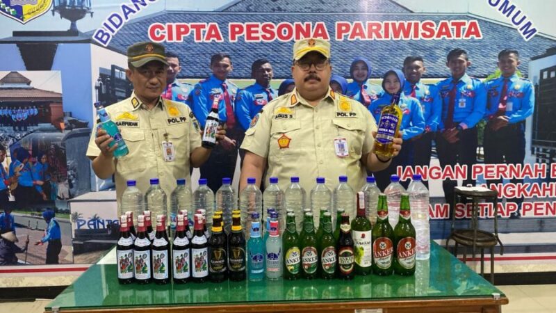 PENGUNGKAPAN-Kasatpol PP Demak, Agus Sukiyono, S.Ip, MM bersama Kasiops saat Pengungkapan hasil razia. (Foto Ist).