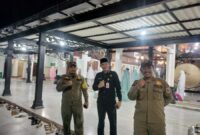 PENGAMANAN-Satpol PP bersama Petugas Masjid pengamanan Kegiatan sholat Tarawih hari ketiga di Masjid Agung Demak. (Foto Ist).