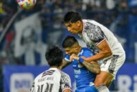 Sundulan bek Gustavo Franca yang menerima umpan sepak pojok Adam Alis tak mampu dibendung kiper Bali United
