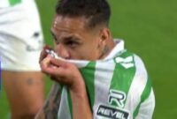 Ekspresi Antony saat bola yang ditendangnya bersarang di gawang Valencia dan menjadi penentu kemenangan real Betis. (YouTube)