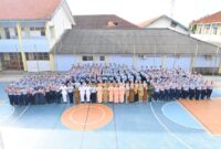 Komandan Lanud Husein Sastranegara, Kolonel Pnb Alfian, S.E., M.Han., memimpin langsung upacara bendera di SMK Angkasa Lanud Husein Sastranegara