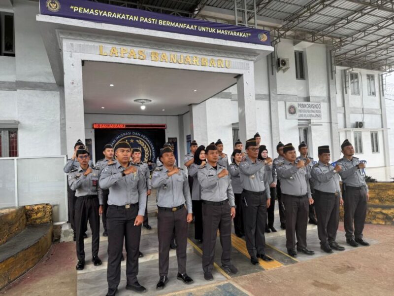Lapas Banjarbaru melaksanakan ikrar zero narkoba dan handphone yang dipimpin Kepala Lapas, I Made Supartana serta diikuti oleh jajaran pegawai di halaman kantor Lapas Banjarbaru.