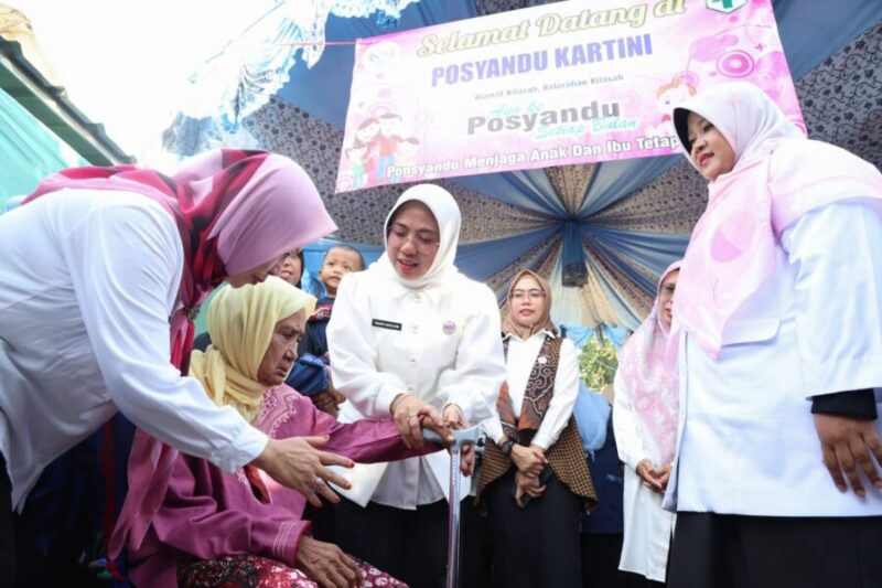 Ketua TP Posyandu Provinsi Banten Tinawati Andra Soni melakukan peninjauan implementasi enam Standar Pelayanan Minimal pelayanan Posyandu di Kota Serang.