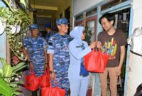 Lanud Husein Sastranegara menggelar bakti sosial dengan membagi paket sembako secara door to door kepada warga sekitar