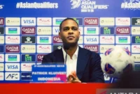 Pelatih Timnas Indonesia Patrick Kluivert berbicara pada jumpa pers usai kekalahan 0-6 dari Jepang di Osaka. (PSSI)