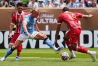 Erling Haaland (Manchester City) dan Abdelmounaim Boutouil (Wydad AC) berebut bola dalam laga World Cup Grup G. (AP Photo/Derik Hamilton)