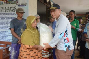 Pemkot Bandar Lampung Salurkan Bantuan Beras kepada Warga Terdampak Banjir