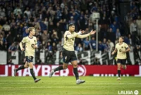 Bek Barcelona Ronald Araujo merayakan gol yang dicetaknya di ujung masa tambahan waktu. (Laliga.com)