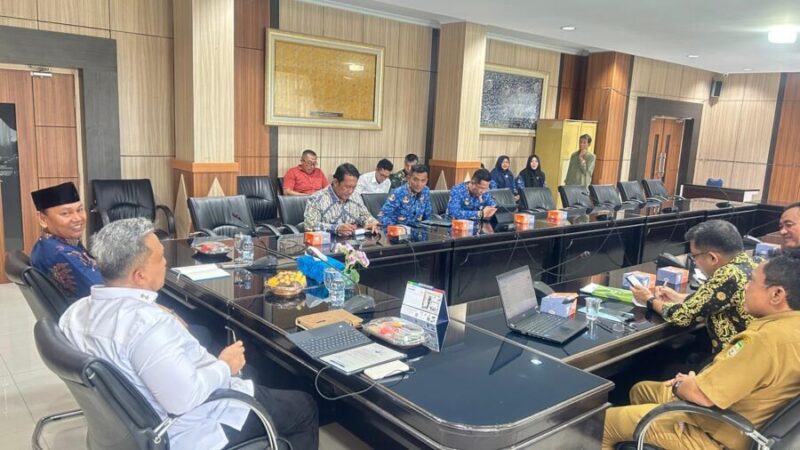 Rapat dilaksanakan secara langsung oleh jajaran Pemerintah Provinsi (Pemprov) Bengkulu dan perwakilan TNI. Turut bergabung secara daring jajaran pemerintah kabupaten/kota se-Provinsi Bengkulu serta pejabat terkait lainnya.