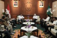 Keterangan : Kunjungan Kerja Dirjenbun bersama Direktur Utama PT SGN ke Gubernur Jawa Timur di Gedung Grahadi – Surabaya dalam rangka percepatan bongkar ratoon program swasembada gula nasional (21/1).