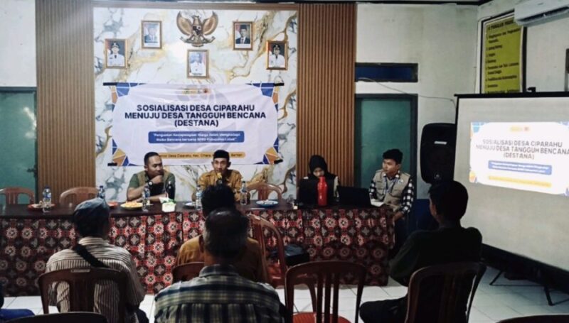 Tingkatkan kesiapsiagaan bencana, mahasiswa KKM Tematik Untirta Kelompok 7 Tahun 2026 menggelar sosialisasi DESTANA di Desa Ciparahu. (Istimewa)