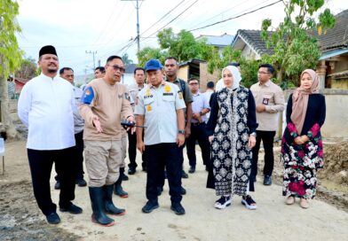 Kasatgas Tito Tinjau Progres Pembersihan Lumpur di Permukiman Aceh Tamiang oleh Praja IPDN Kasatgas Tito Tinjau Progres Pembersihan Lumpur di Permukiman Aceh Tamiang oleh Praja IPDN