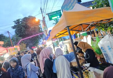 Penjualan Pedagang DimSum di Kampung Ramadan Jogokariyan Terdampak Hujan di Hari Kedua