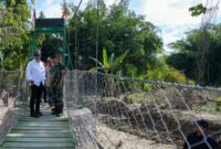 Menteri Ekonomi Kreatif, Teuku Riefky Harsya, meninjau normalisasi Sungai Jojo dan Jembatan Gantung Desa﻿ Tiba Mesjid & Desa Jojo, Aceh, Selasa (24/02/2026).