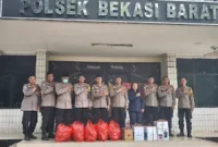jajaran Polsek Bekasi Barat bersama Anggota DPRD Kota Bekasi dari Partai Solidaritas Indonesia (PSI) Daerah Pemilihan Bekasi Barat, Yenni Kristianti, menggelar kegiatan pembagian takjil kepada masyarakat. Kegiatan tersebut berlangsung di Jalan Jenderal Sudirman, Kranji, Kota Bekasi, Kamis (5/3/2026). (lugas)