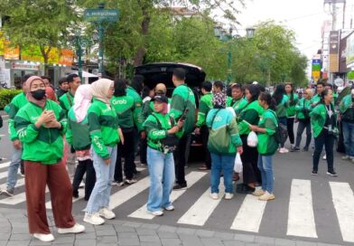 Komunitas Grab Bike Jogja Bagikan 300 Paket Takjil di Kawasan Tugu Yogyakarta Komunitas Grab Bike Jogja Bagikan 300 Paket Takjil di Kawasan Tugu Yogyakarta