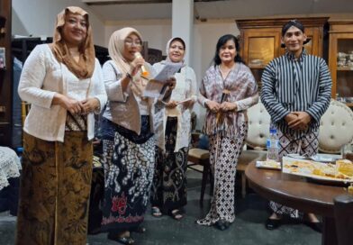 Aksi Budaya di Titik Nol Yogyakarta Dorong Pelestarian Surjan dan Kebaya