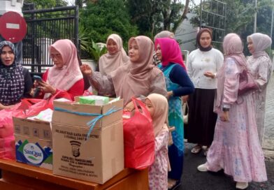 IKIAD Pandeglang Bagikan 150 Paket Takjil kepada Pengendara di Depan Gedung DPRD