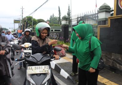 Kodim 0707/Wonosobo dan Persit Bagikan Ratusan Takjil Gratis untuk Pengguna Jalan
