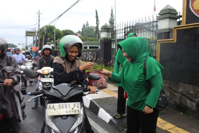 Kodim 0707/Wonosobo dan Persit Bagikan Ratusan Takjil Gratis untuk Pengguna Jalan