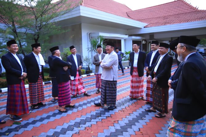 Gubernur Herman Deru dan Wakil Gubernur Cik Ujang Salat Idul Fitri Bersama, Ajak Masyarakat Perkuat Kerukunan Gubernur Herman Deru dan Wakil Gubernur Cik Ujang Salat Idul Fitri Bersama, Ajak Masyarakat Perkuat Kerukunan