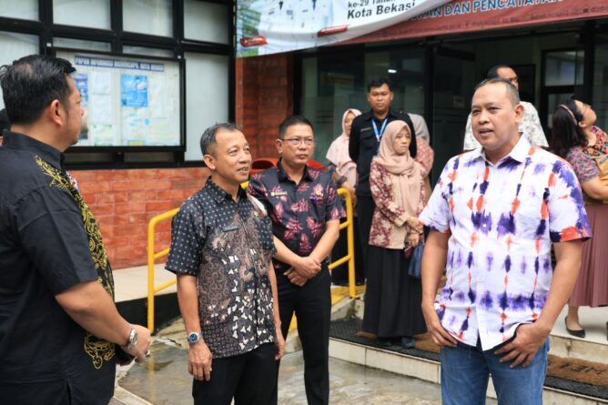 Pastikan Layanan Tetap Berjalan, Wali Kota Bekasi Pantau Pelayanan Publik Pasca Idul Fitri Pastikan Layanan Tetap Berjalan, Wali Kota Bekasi Pantau Pelayanan Publik Pasca Idul Fitri