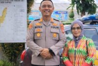 Jurnalis jogjaoke.com Sleman, Andriyani berfoto bersama Kapolsek Gamping, AKP Bowo Susilo (Andriyani - jogjaoke.com)