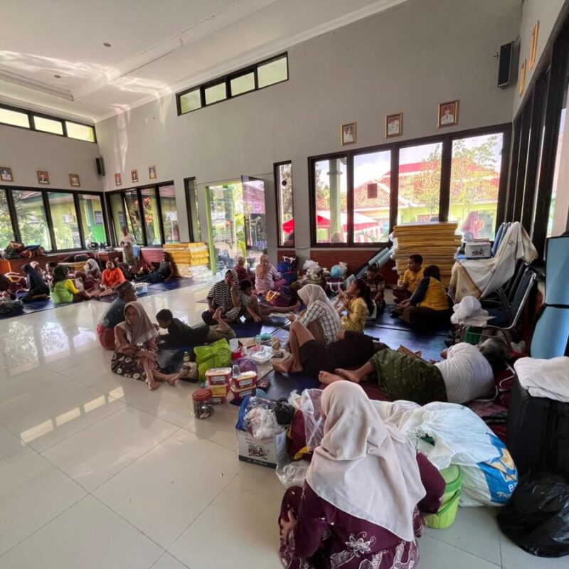 PENGUNGSI-Sejumlah warga beraktivitas di Aula Kecamatan Guntur, yang menjadi lokasi pengungsian atas dampak banjir di wilayah Kabupaten Demak, Jawa Tengah, Sabtu (4/4). (Foto BPBD Kabupaten Demak).