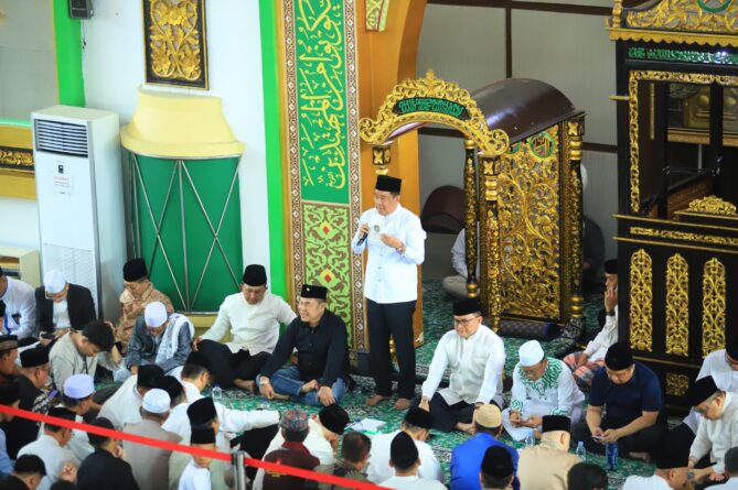 Wagub Cik Ujang Ajak Masyarakat Kirim Doa, Kenang 40 Hari Wafatnya Alex Noerdin  Palembang – Wakil Gubernur Sumatera Selatan (Sumsel), H Cik Ujang, menghadiri kegiatan Yasinan dan tahlil untuk mengenang 40 hari wafatnya mantan Gubernur Sumsel periode 2008–2018, Alex Noerdin. Kegiatan tersebut digelar di Masjid Taqwa, Minggu (5/4/2026) pagi.  Dalam kesempatan itu, Cik Ujang menyampaikan bahwa kehadiran para hadirin, termasuk masyarakat, merupakan bentuk penghormatan, doa, dan bukti cinta kepada almarhum.  Ia menuturkan, semasa hidupnya almarhum dikenal sebagai sosok pemimpin yang berdedikasi tinggi, pekerja keras, serta memiliki kepedulian besar terhadap masyarakat. Berbagai jejak pengabdian yang telah ditorehkan, lanjutnya, diharapkan menjadi amal jariyah yang terus memberikan manfaat bagi banyak orang.  Menurut Cik Ujang, kepergian almarhum menjadi duka mendalam, tidak hanya bagi keluarga, tetapi juga bagi masyarakat luas.  “Namun demikian, kita meyakini bahwa setiap yang bernyawa pasti akan kembali kepada Allah SWT,” ujarnya.  Pada momentum 40 hari wafatnya almarhum, Cik Ujang mengajak seluruh hadirin untuk bersama-sama memanjatkan doa agar almarhum diampuni segala dosa, dilapangkan kuburnya, diterima amal ibadahnya, serta ditempatkan di tempat terbaik di sisi Allah SWT.  Ia juga mendoakan keluarga yang ditinggalkan agar diberikan ketabahan, kesabaran, dan kekuatan iman dalam menghadapi ujian.  Turut hadir dalam kegiatan tersebut antara lain Anggota DPR RI Erwin Aksa, Wakil Ketua DPRD Provinsi Sumsel M. Ilyas Panji Alam, Danrem 044/Garuda Dempo Brigjen TNI Khabib Mahfud, serta perwakilan Kejaksaan Tinggi Sumsel melalui Asisten Bidang Pemulihan Aset Muhammad Husein Admaja. Hadir pula sejumlah kepala organisasi perangkat daerah (OPD) di lingkungan Pemprov Sumsel.  Kegiatan Yasinan dan tahlil tersebut juga diisi tausiyah oleh ustaz Das’ad Latif.