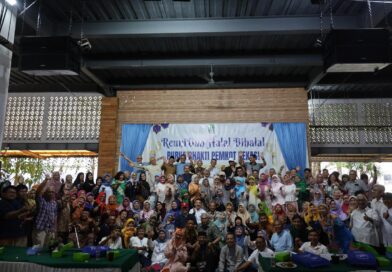 Wawali Harris Bobihoe Akrab Dan Benyanyi Bersama Para Pensiunan Pemkot Bekasi Wawali Harris Bobihoe Akrab Dan Benyanyi Bersama Para Pensiunan Pemkot Bekasi