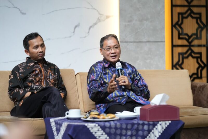 Rektor UMY didampingi Sekretaris Universitas saat memaparkan isu strategis PTN dan PTS kepada rekan media di UMY, Rabu (22/4/2026)