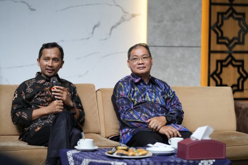 Sekretaris Universitas UMY, memberikan penjelasan mengenai UMY Awards 2026 kepada rekan media di UMY pada Rabu (22/4)