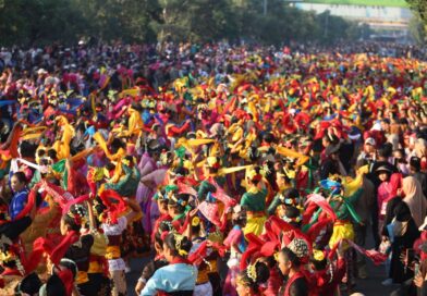 CFD BEKASI DIPADATI PENARI, TARI KOLOSAL RONGGENG NYENTRIK GUNCANG JALAN AHMAD YANI