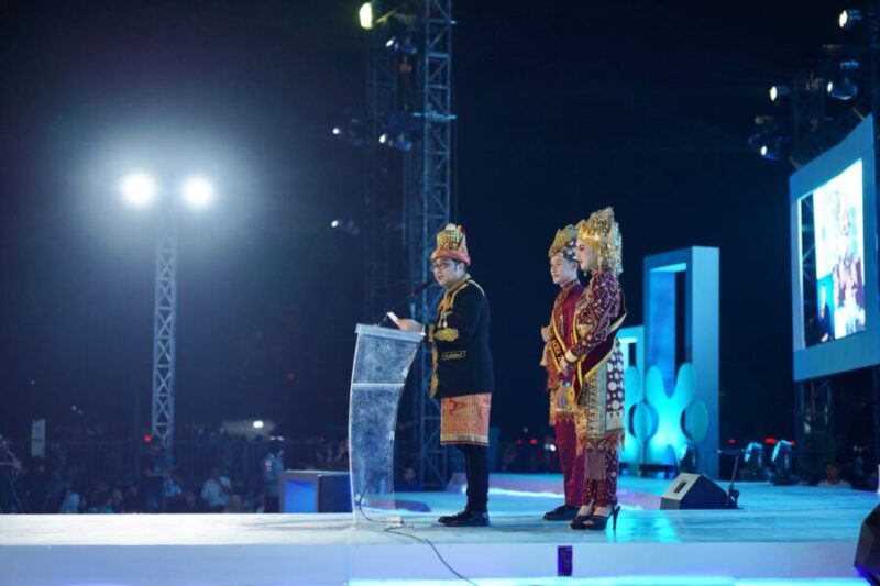 Menteri Ekonomi Kreatif, Teuku Riefky Harsya, memberi sambutan dalam malam resepsi perayaan HUT Banda Aceh bersamaan dengan penutupan rangkaian Banda Aceh Experience City Expo 2026 di Lapangan Blang Padang, Banda Aceh, Rabu (22/4/2026).