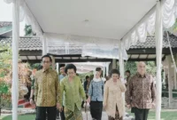 Gubernur Daerah Istimewa Yogyakarta Sri Sultan Hamengku Buwono IX menghadiri Syawalan. 