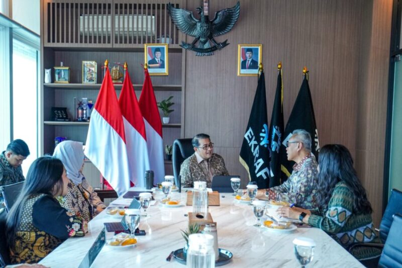 Menteri Ekonomi Kreatif, Teuku Riefky Harsya, menerima audiensi Duta Besar RI untuk Kerajaan Belgia terakreditasi Keharyapatihan Luksemburg dan Uni Eropa, Y.M. Andy Rachmianto, di Kantor Kementerian Ekraf, Jakarta, Jumat (8/5/2026).