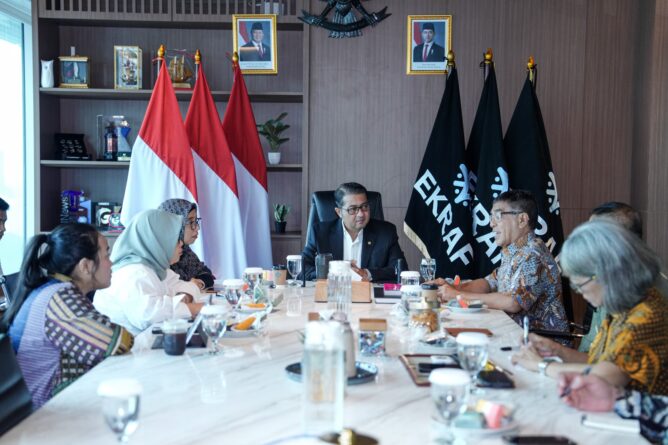 Menteri Ekraf Dukung Buku ‘Mode Indonesia’ sebagai Referensi Fesyen Nasional